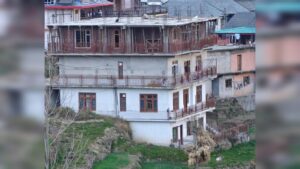 Mandi News : शटरिंग कार्य के दौरान हादसा : चौथी मंजिल से गिरकर व्यक्ति की मौत, पीछे छूट गए दो मासूम बच्चे