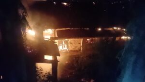 सुंदरनगर में 70 के दशक का पुराना सरकारी भवन चढ़ा आग की भेंट, लाखों की संपत्ति राख