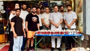 शिवभक्ति के रंग में रंगा सुंदरनगर : आयरनफिस्ट जिम ने कराया खीर प्रसाद वितरण